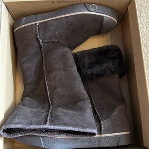 Ugg boots almost new 8.5 brown W Delaine